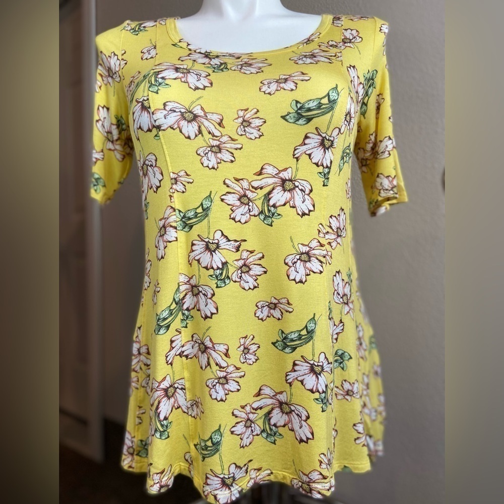Shiela Rose~Bright Sunshine & Flower Top~Short Sleeve~Scoop Neck~Stretchy~Size M